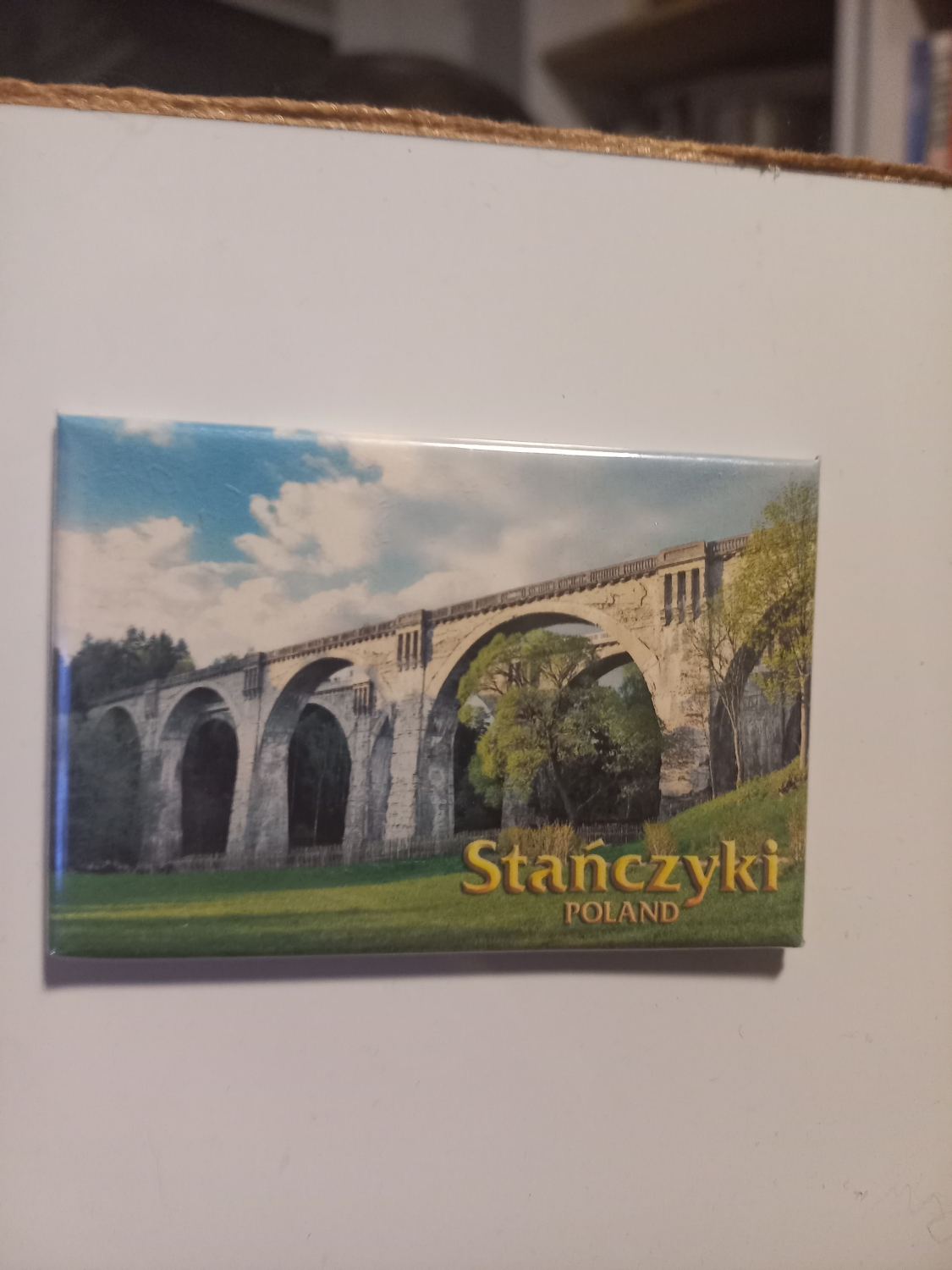 Zwykły magnes z małej wioski, za to widnieje na nim akwedukt