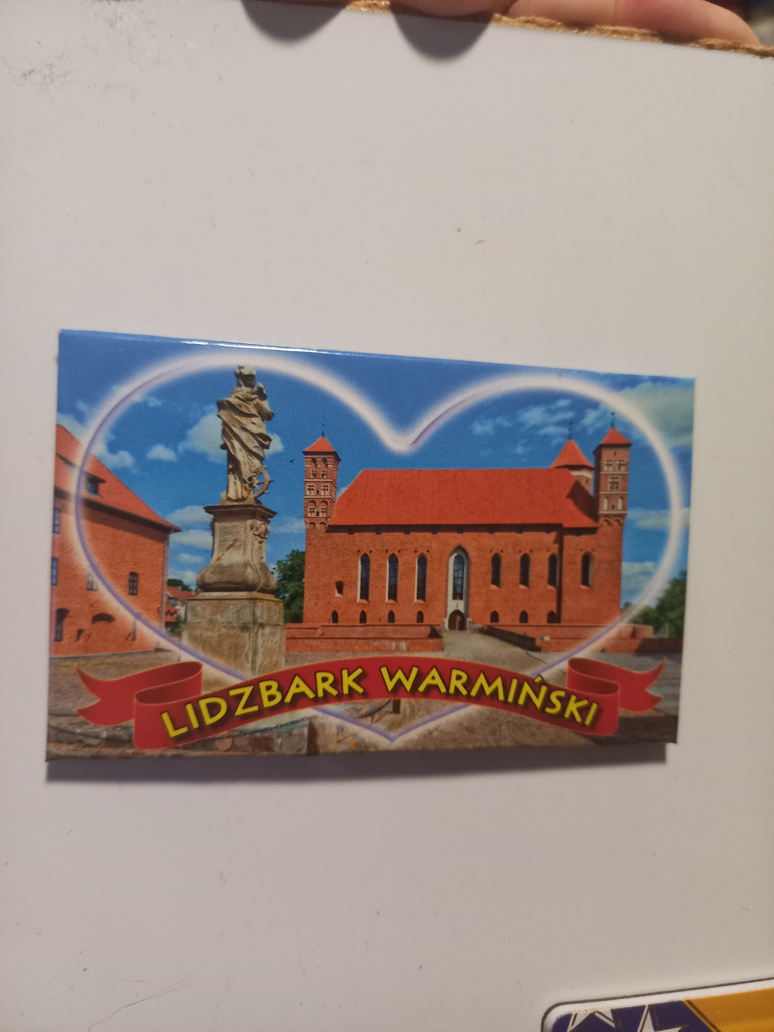 Nic ponadprzeciętnego. Ot magnesik z małego miasta z bardzo przeciętnym zamkiem wyglądającym jak łódzka fabryka