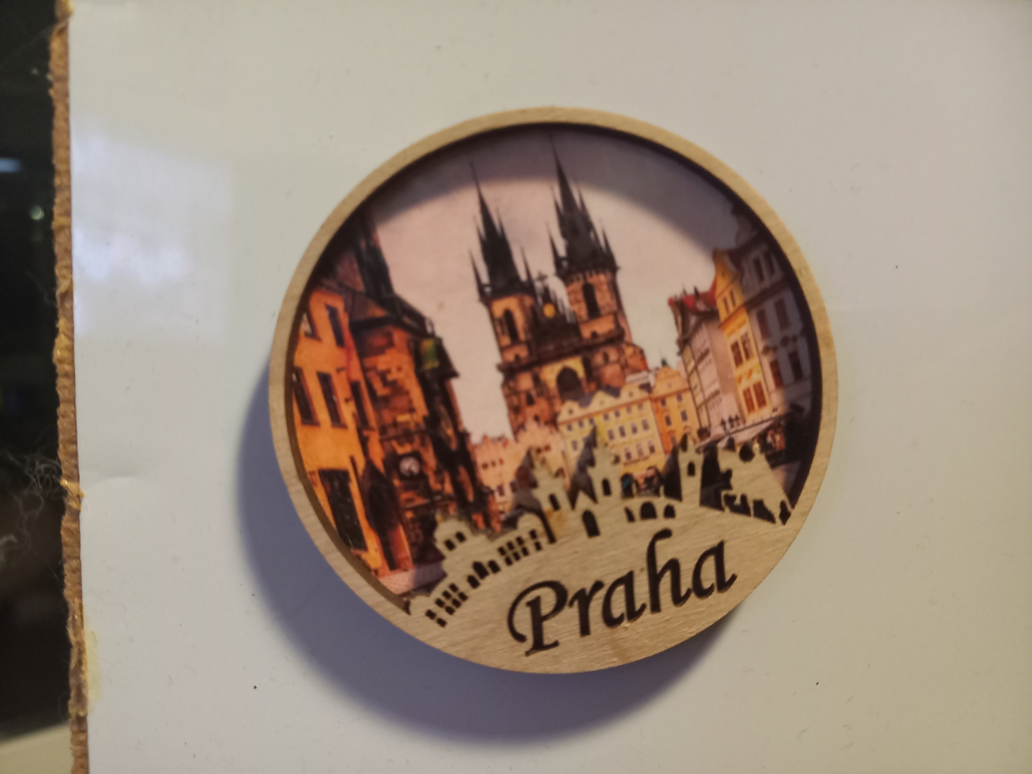 Drewniany magnes z Pragi z jakąś katedrą