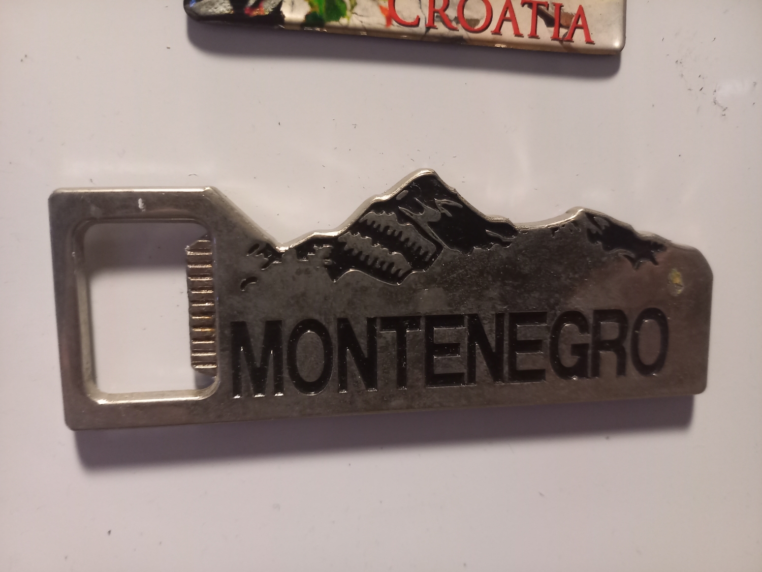 Metalowy otwieracz do piwka z napisem Montenegro