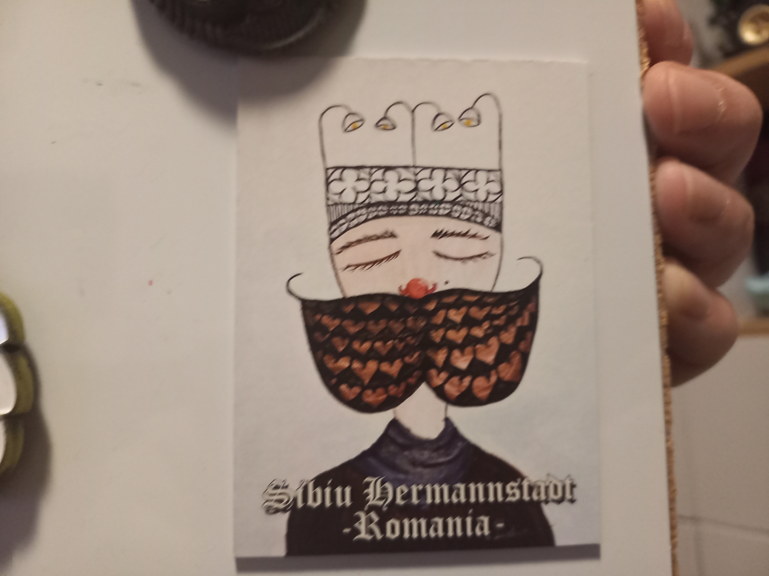 Ziomek ma imponujące wąsy, poza tym nie nosi cech chujowości
