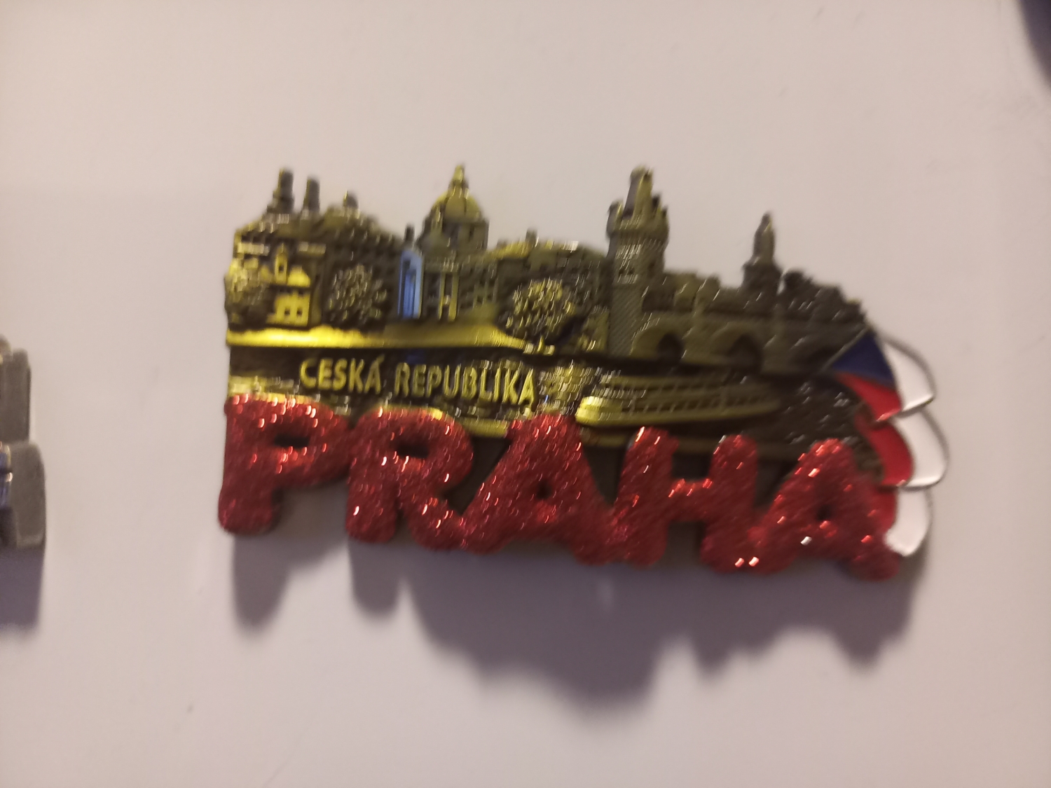 Cepeliada na pełnej.. Napis świeci na czerwono, krajobraz na złoto, a zestaw flag jest bardzo dziwny