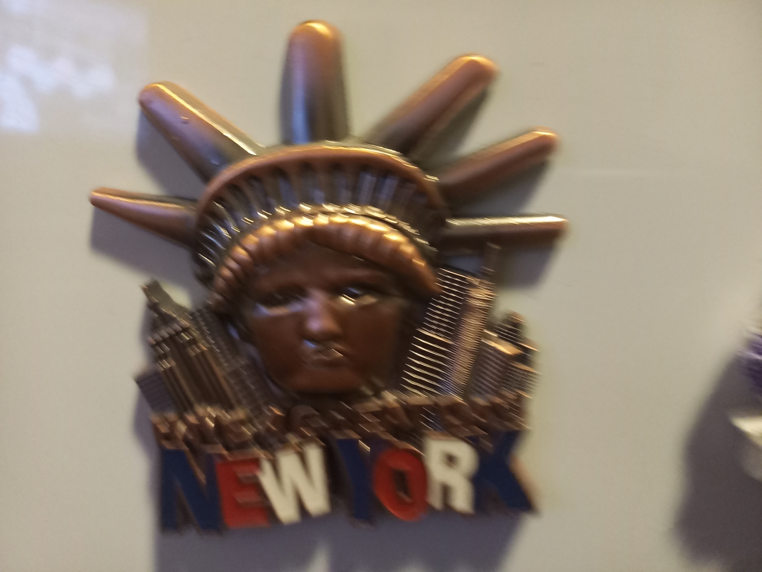 Całkiem słabo wykonany magnes z NY