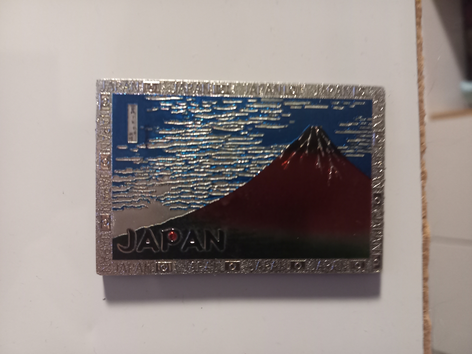 Metalowy magnesik z górą Fuji. Chyba innych pomysłów Japończycy nie mają na magnesy