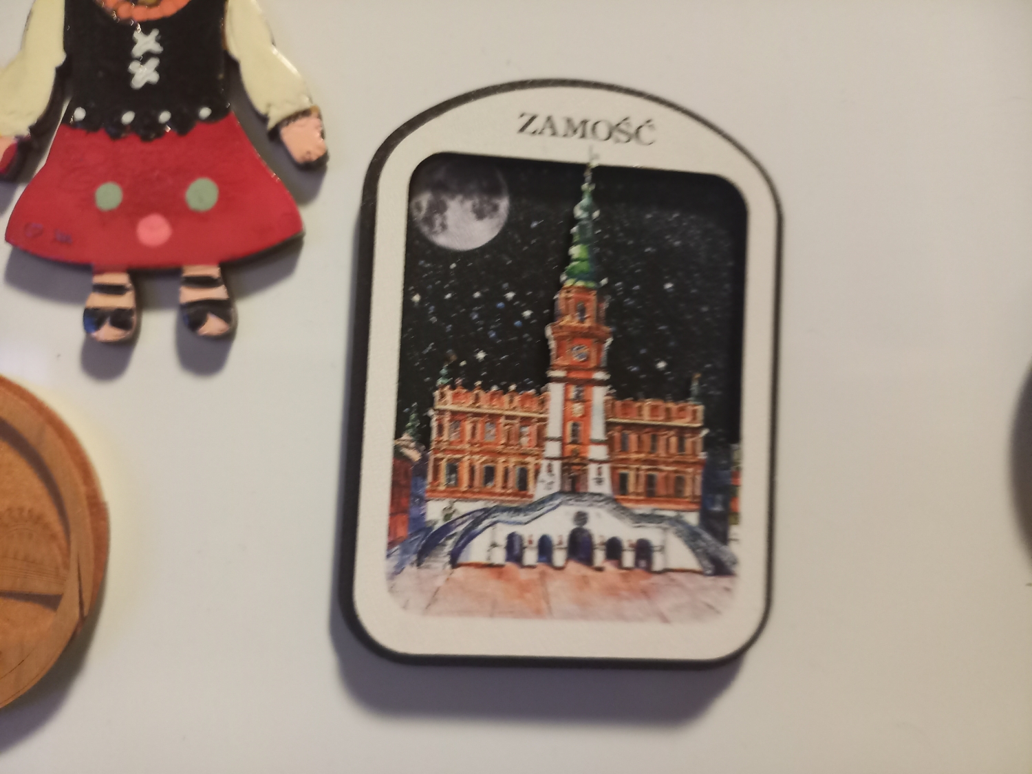 Widok nocą na ratusz w Zamościu