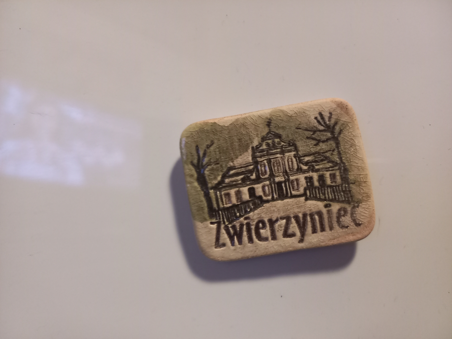 Magnes ze Zwierzyńca prezentujący tamtejszy dworek, czy też browar