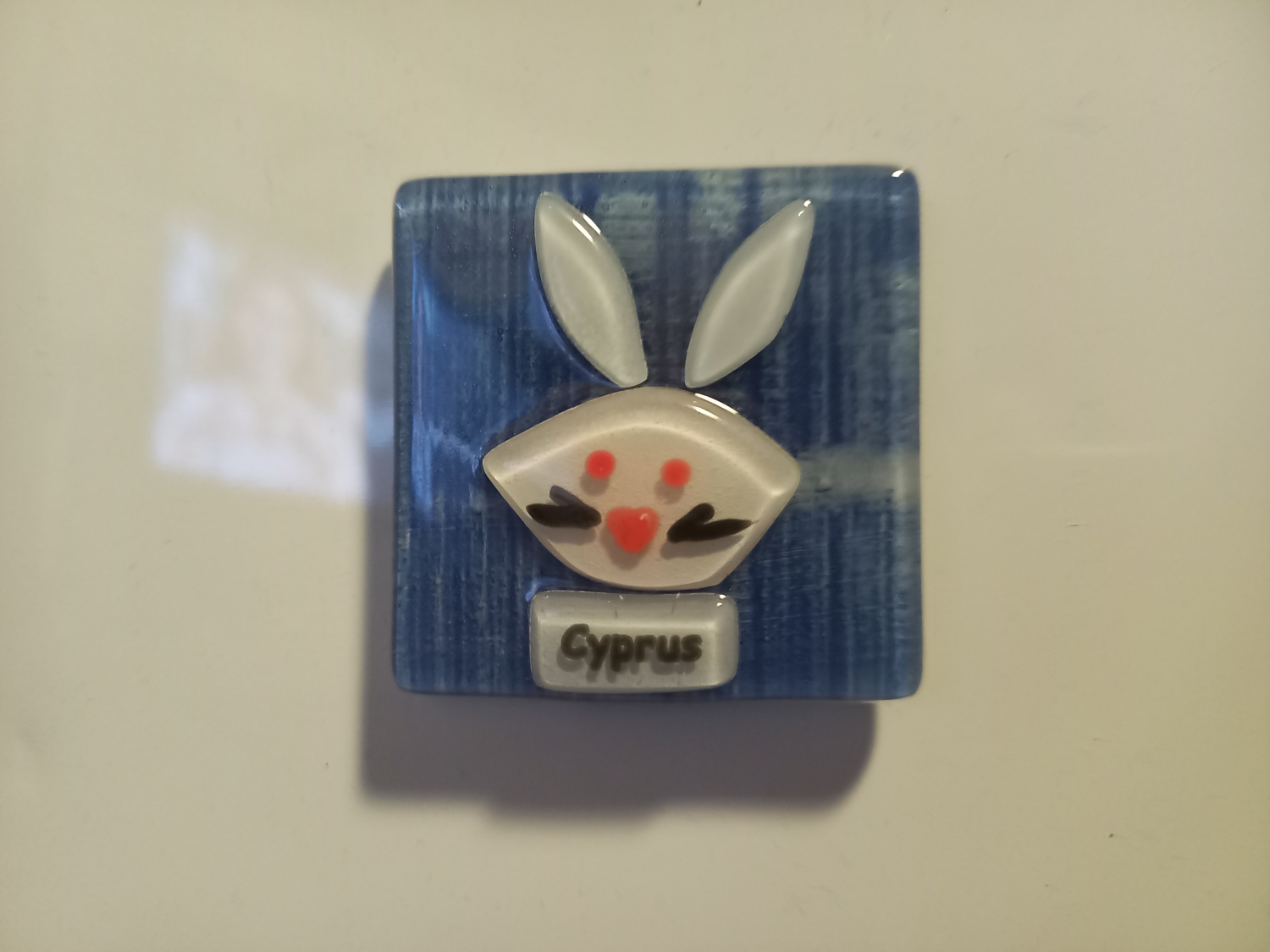 Zając z Larnaki na jakimś dziwnym, ceramiczno szklanym materiale
