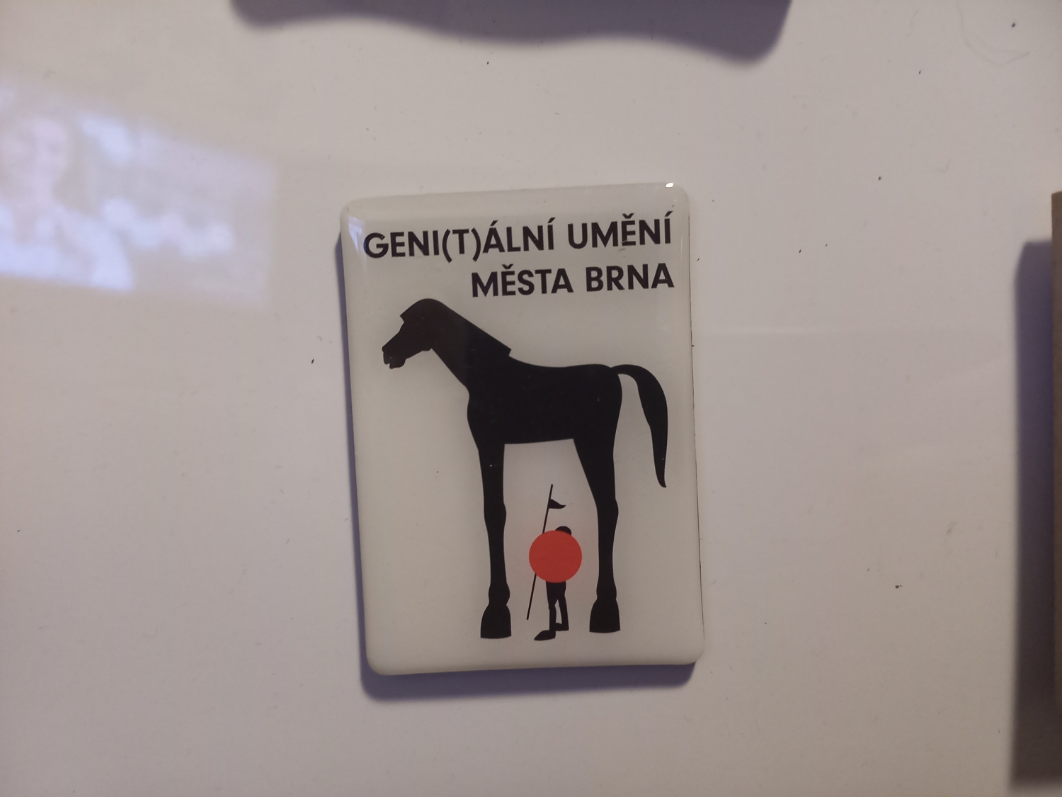 Ten magnes podobno ma jakiś niesamowicie śmieszny, pepicki napis
