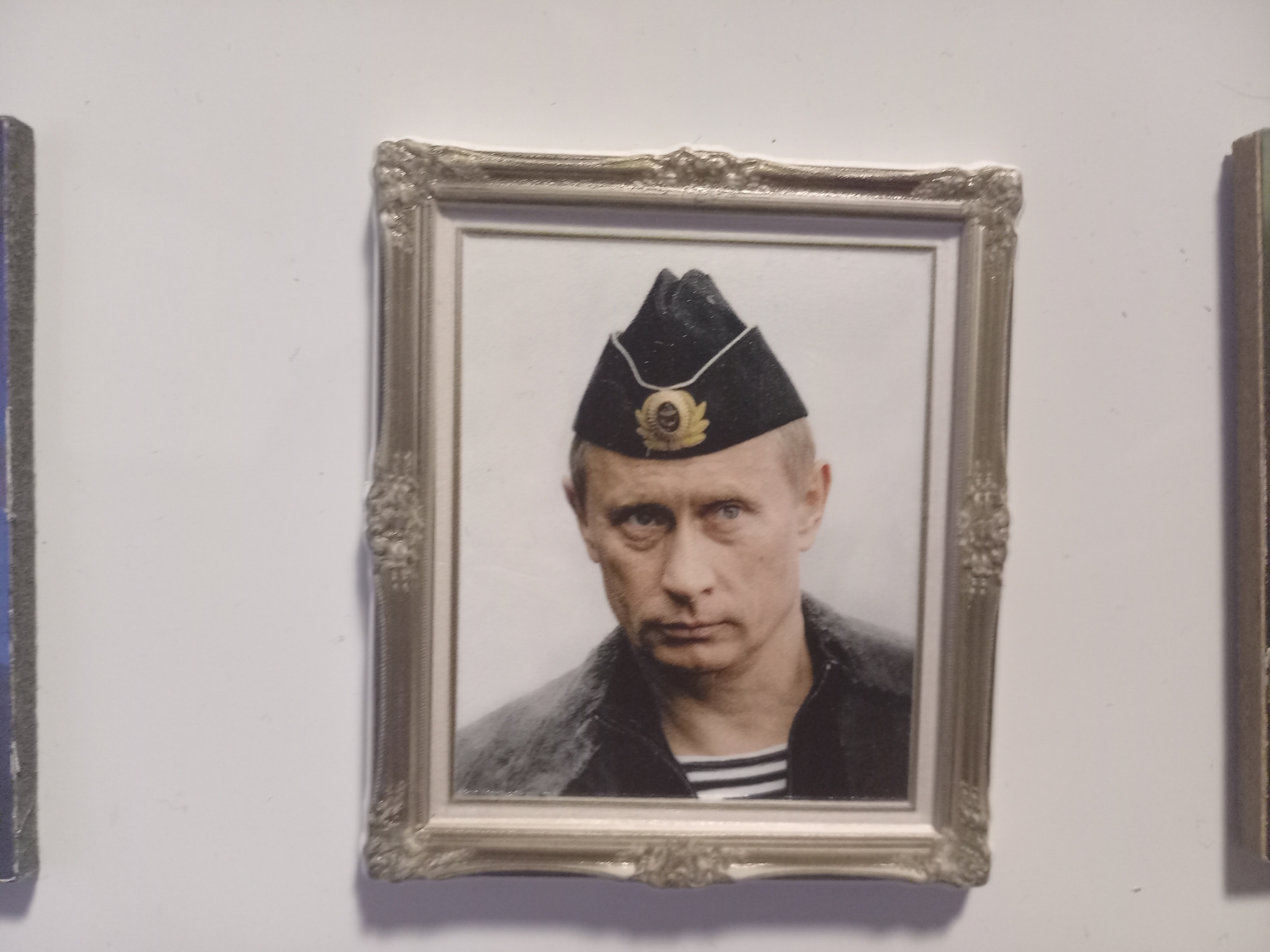 Prosto z serbskich ulic magnes z Putinem - chyba za młodu w fikuśnej wojskowej czapeczce marynarki wojennej