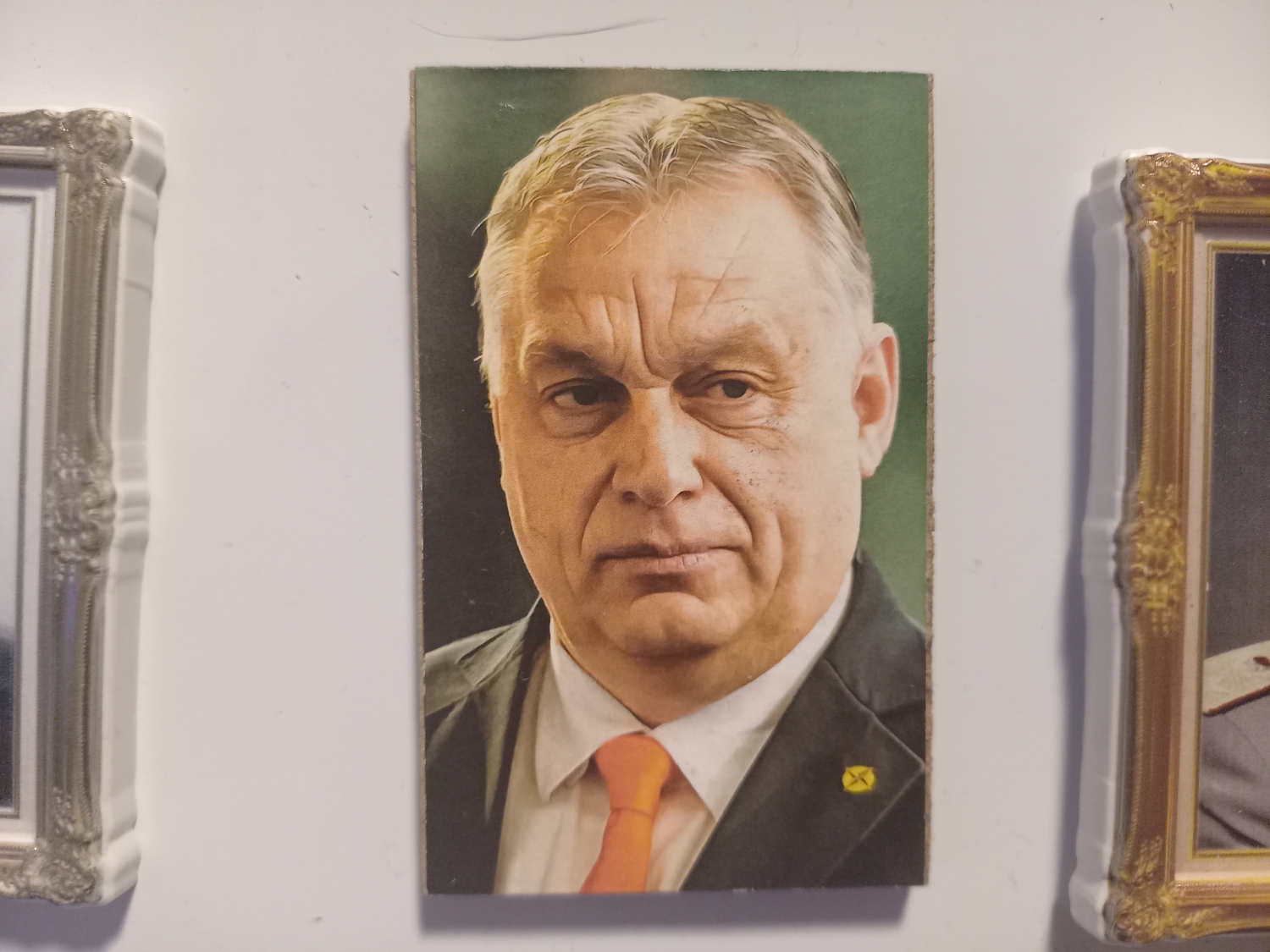Prezydent Madziarów. Bardzo elegancki portret, zastanawiam się tylko co robił na ulicy w Belgradzie