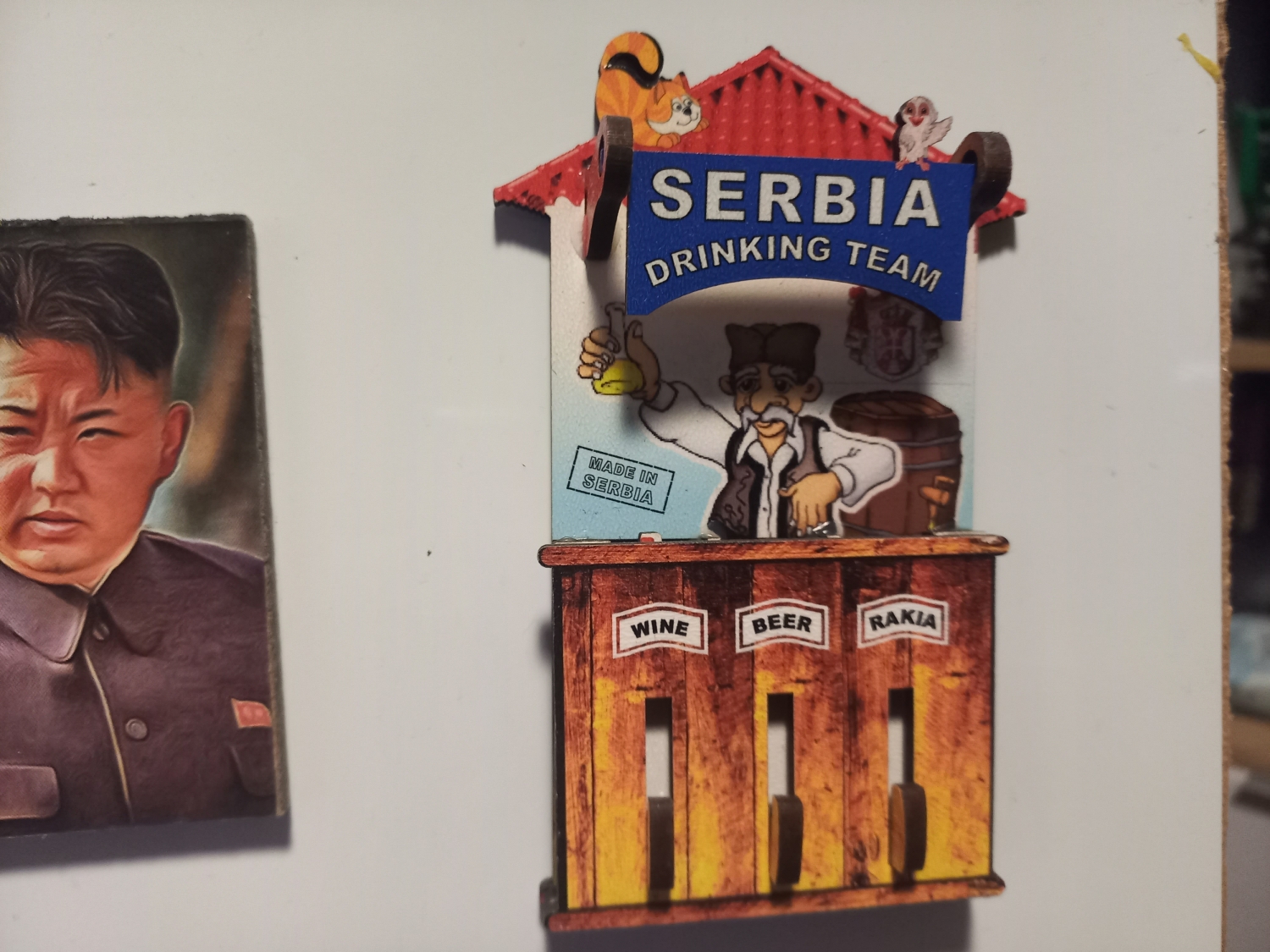 Magnes 3D, który promuje spożywanie alkoholu. Do tego jak zapewnia twórca jest made in Serbia. Na szczególną uwagę zasługuje kotek na dachu, a także mechanizm podnoszenia na bar swojego ulubionego trunku (do wyboru gorzała, piwko i wino). Ja wybrałem piweczko
