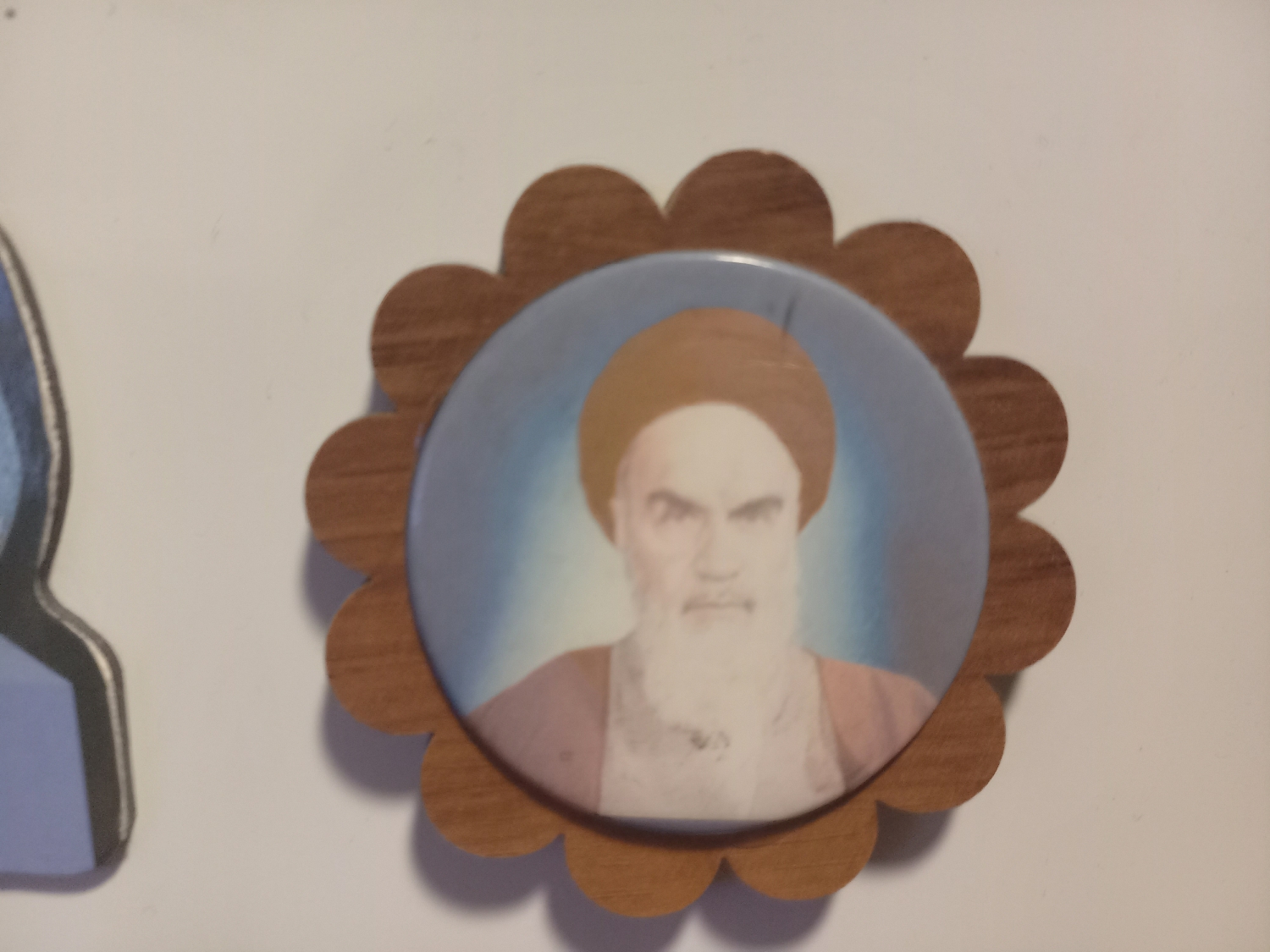 Magnesik z Ayatollahem przemycony z Iranu w nie chcę wiedziec nawet jaki sposób. Pan Ayatollah był przywdcą politycznym Iranu i liderem rewolucji (coś jak Adrian Zadnberg, tylko w drugą stronę)