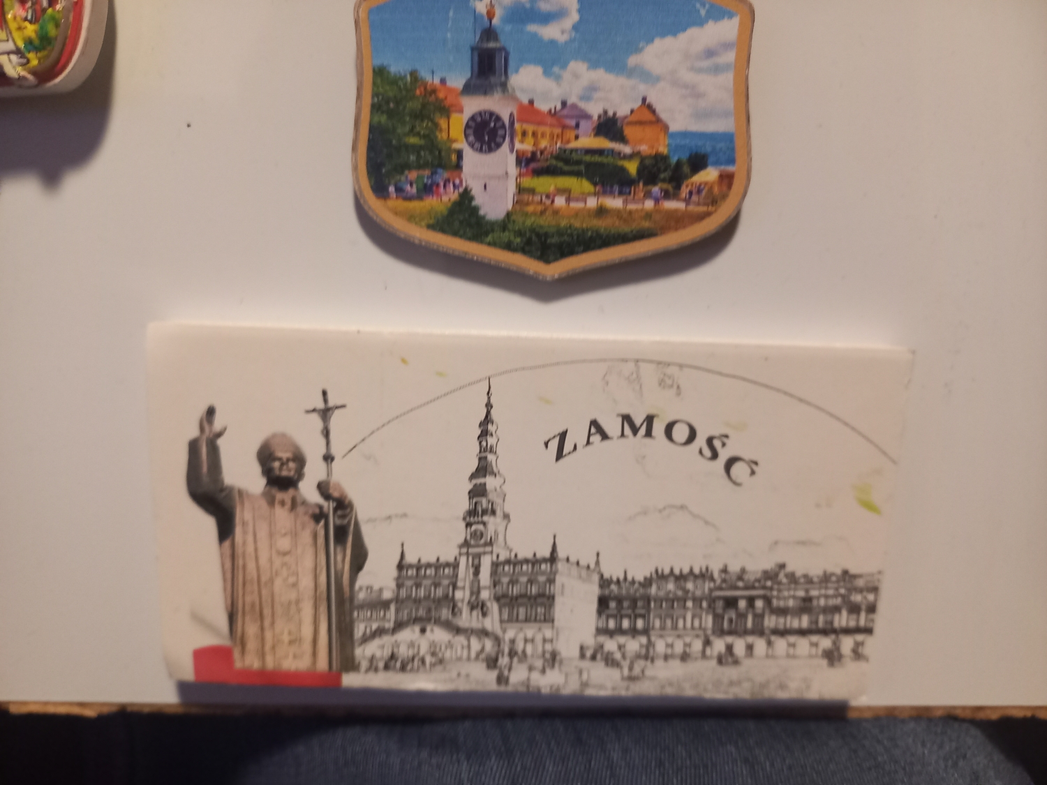 Magnes z Papieżem Polakiem i zabytkową zabudową Zamościa