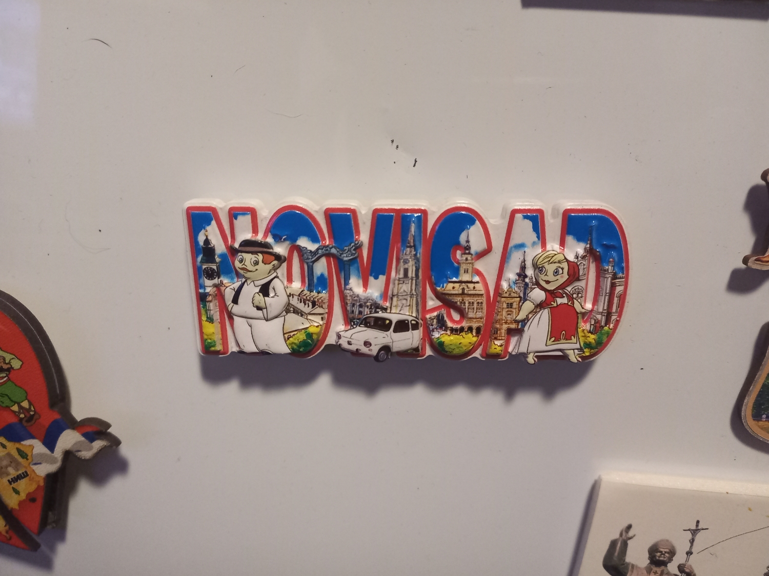 Ciężko to nawet opisać, co się odbywa na tym magnesie. Trochę folklor, a trochę horror