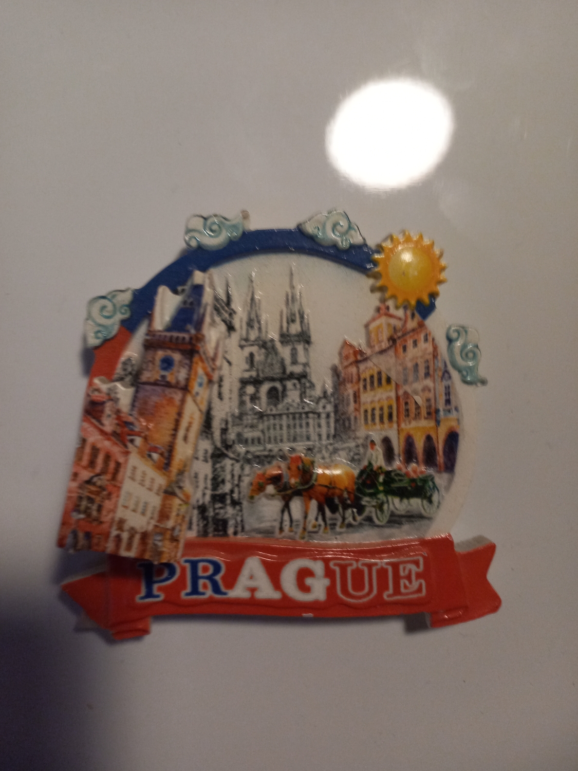 Byłby epicki nawet bez tej sprężyny. Sprawia ona jednak, że można poruszać jednym z przedstawionych na magnesie budynków - prosta rzecz a cieszy