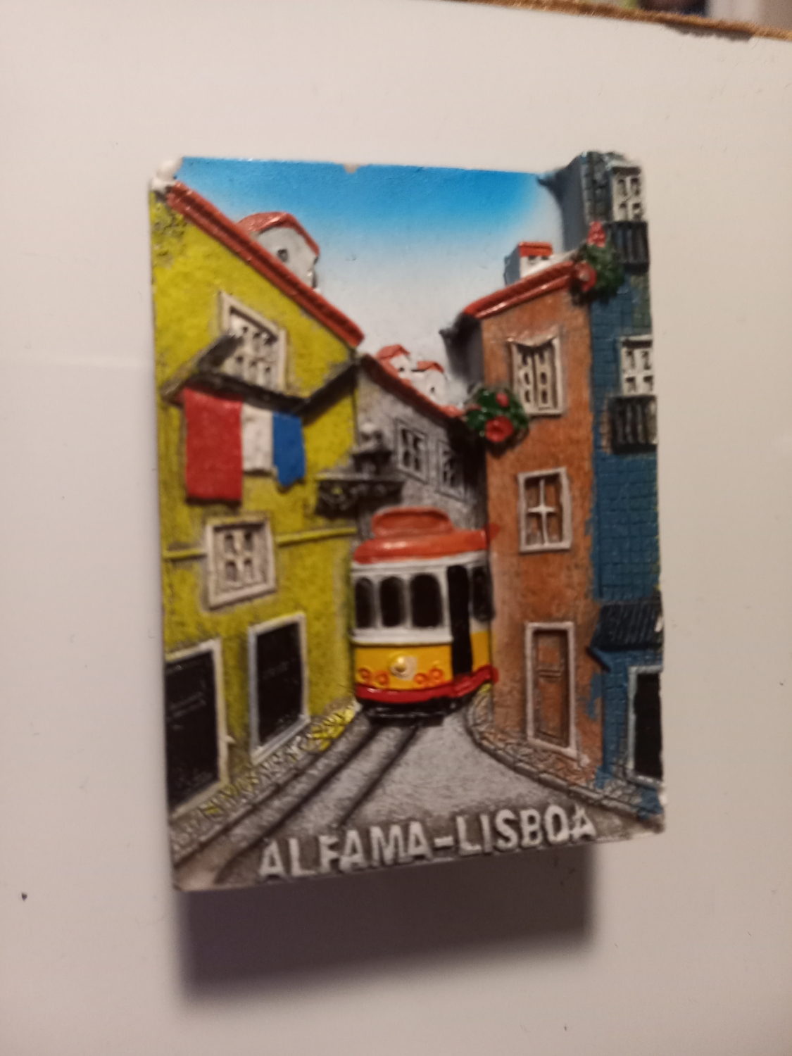 Lizboński tramwaj pomiędzy kamienicami