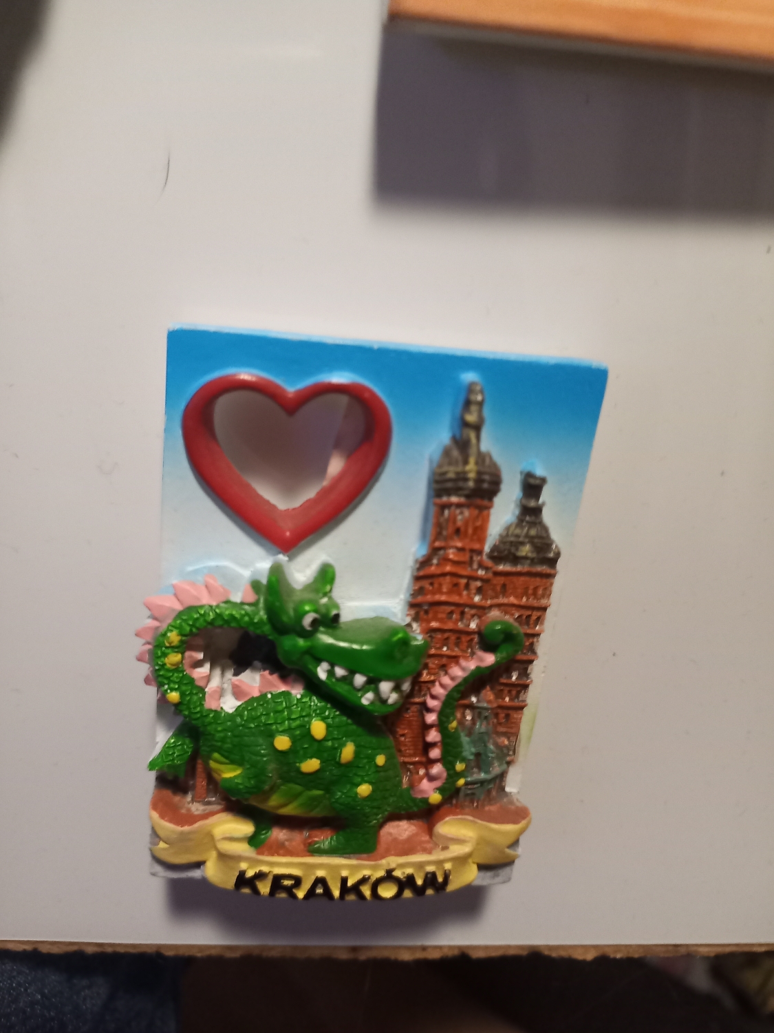 Magnesik z Krakowa ze Smokiem Wawelskim do złudzenia przypominającym gekona z bardzo niemiłą dla oka wadą genetyczną