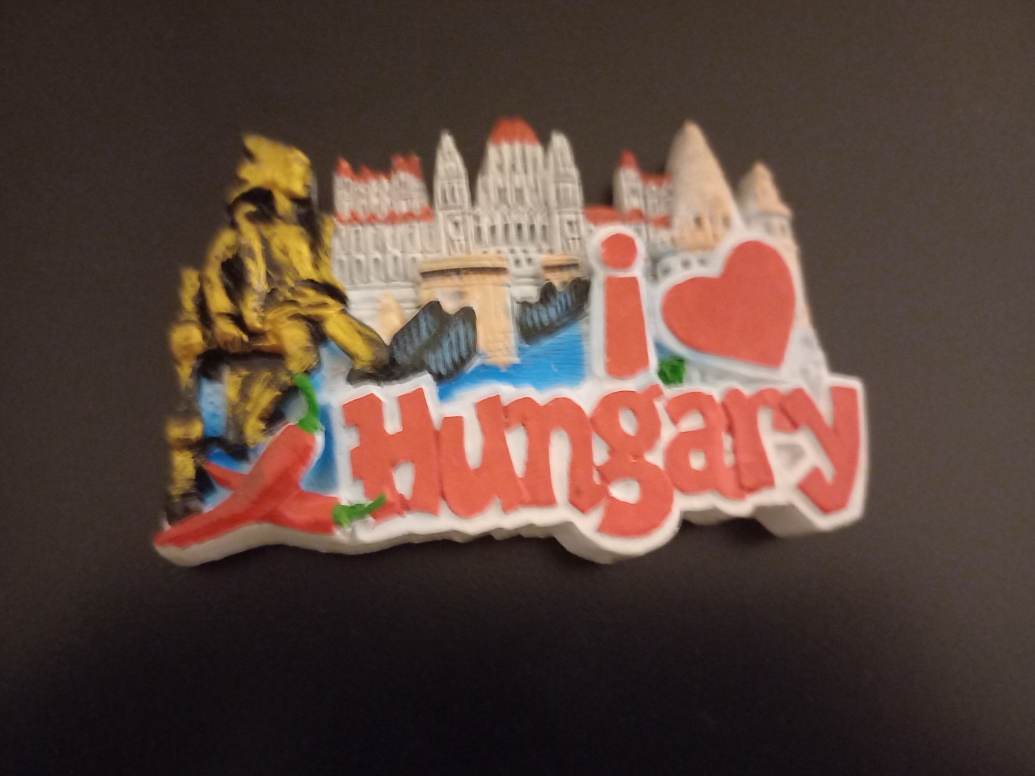 Klasyczna kompozycja na której upchnięto wszystko, co się dało, czyli papryki, most, budowle i skromny napis I <3 Hungary