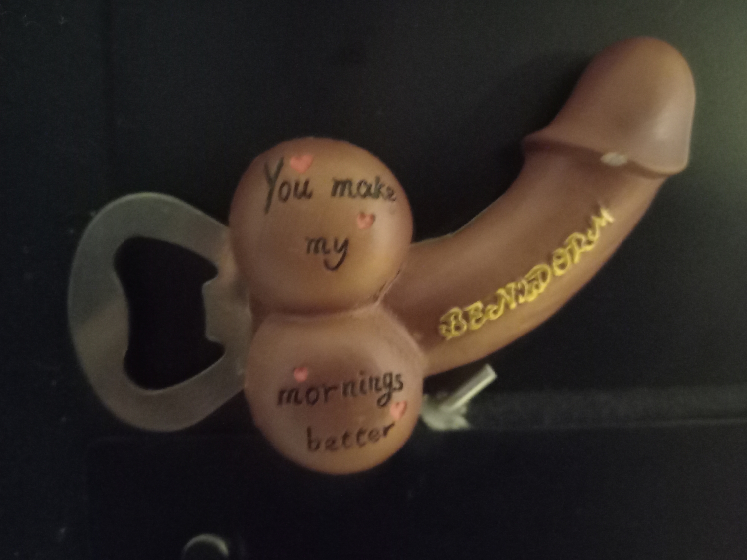 Potężnych rozmiarów ciemnoskóry członek z napisem Benidorm oraz dodatkowym napisem "You make my mornings better" na jądrach