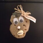 Twarz ludzka wykonana z gąbki, zabawny googly eyes oraz muszelek. Podpisana z dumą krajem pochodzenia oraz z fryzura ze sznurka
