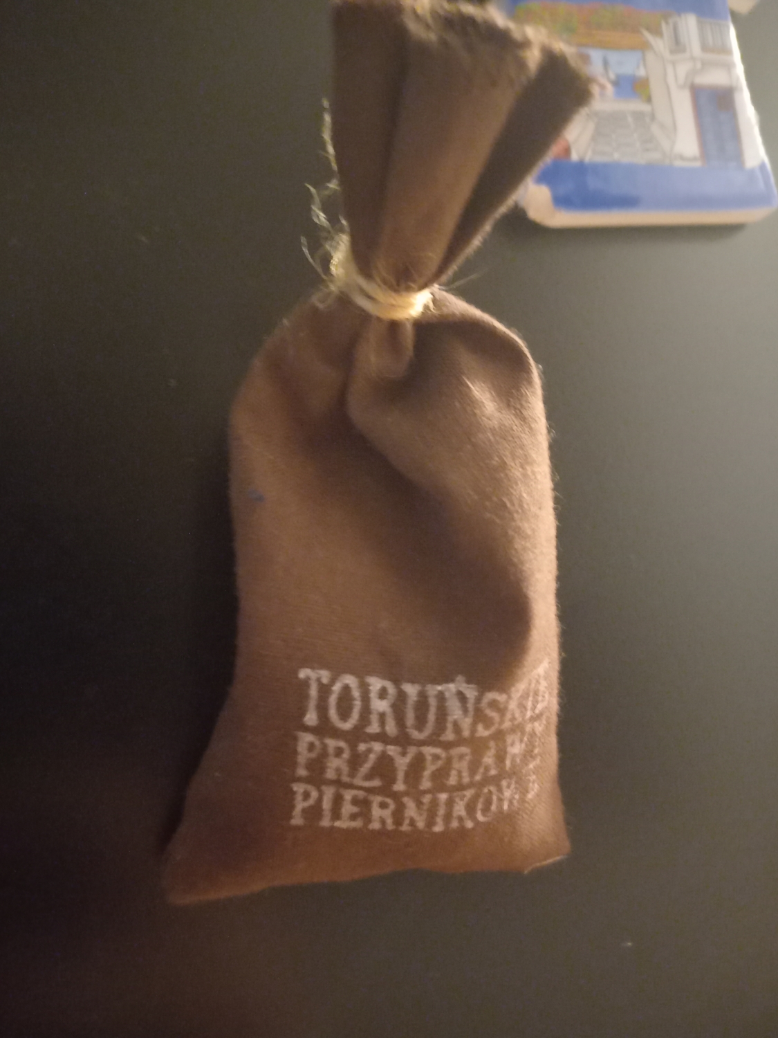 Magnes w postaci woreczka z przyprawami piernikowymi